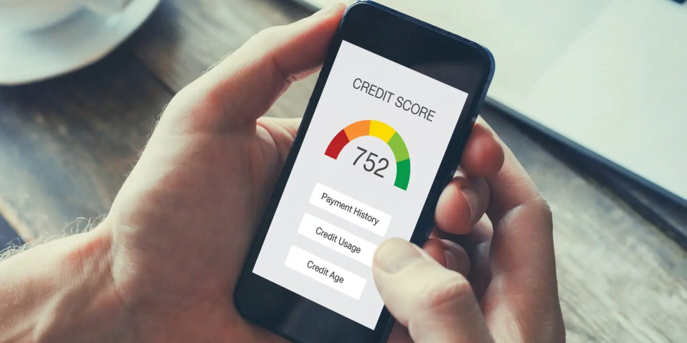 iPhone screen showing a 752 credit score